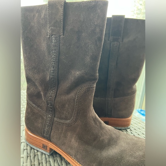 CHANEL brown suede boots - Picture 4 of 6